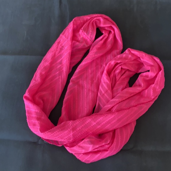 Pink infinity loop scarf - Picture 3 of 4